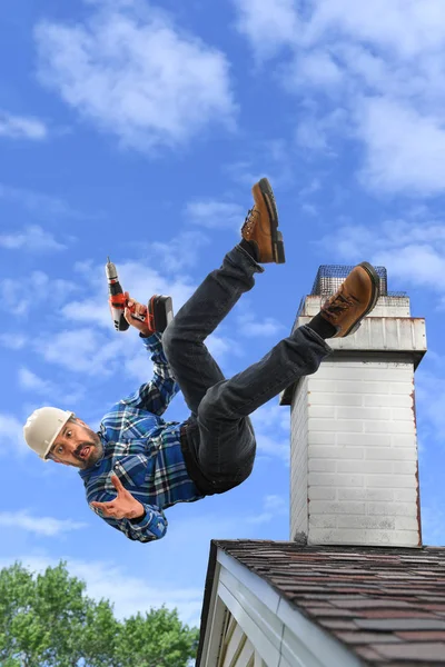 Starszy Latynoski Pracownik Spada Dachu Trzymając Wiertarkę Bezprzewodową — Zdjęcie stockowe