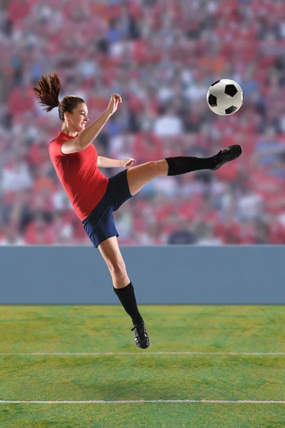 スタジアム内で女子サッカー選手キックボール — ストック写真