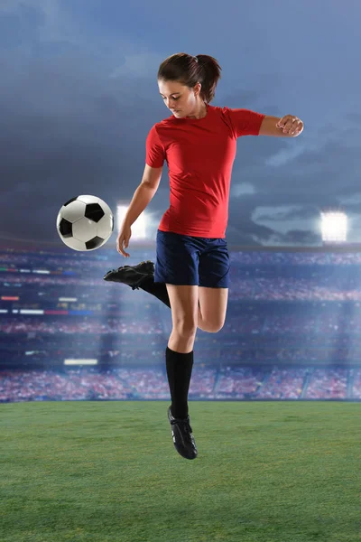 Jogador Futebol Feminino Chutando Bola Dentro Estádio — Fotografia de Stock