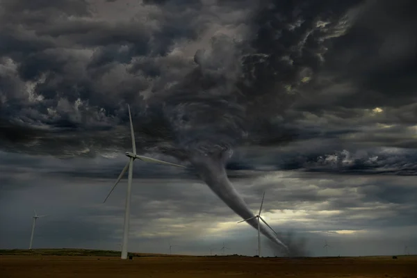 Tornado faldende på vindmølle Farm Royaltyfrie stock-fotos
