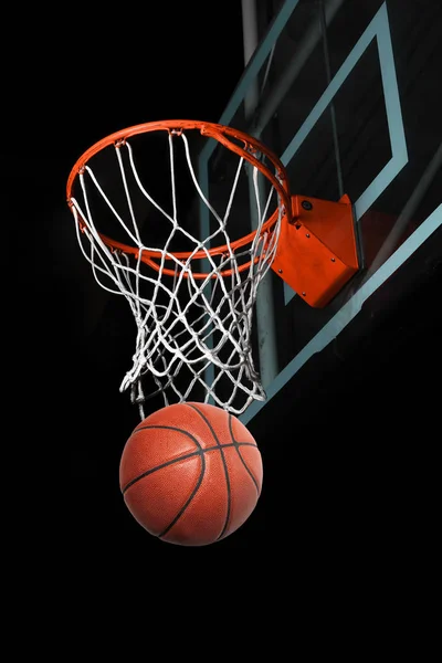 Basketball im Korb Stockbild