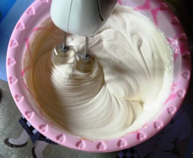 Pasta karışımını mikserle karıştır.