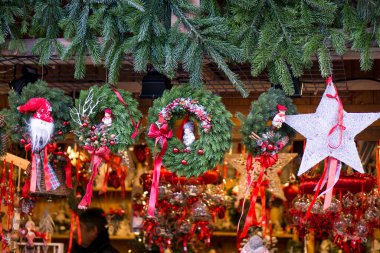 Sokakta Noel ağacı süslemesi