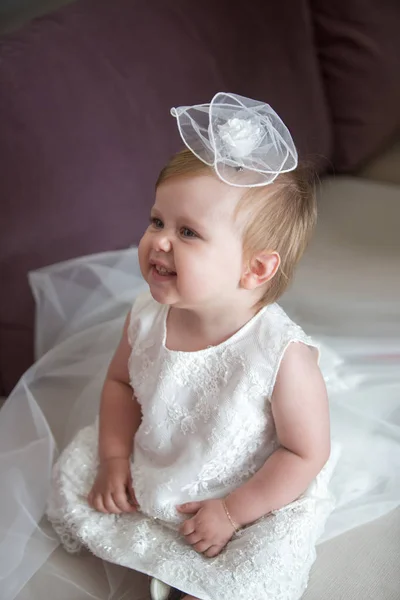 Lieve babymeisje. Doop, huwelijk & Fashion — Stockfoto