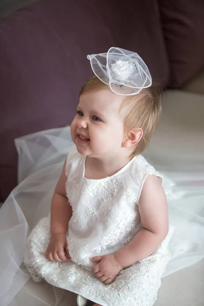 Süßes kleines Mädchen. Taufe, Hochzeit & Mode — Stockfoto