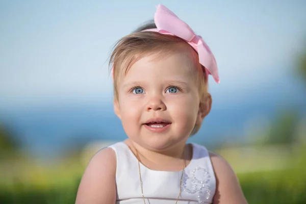 Lieve babymeisje buiten spelen. Doop, huwelijk & Fashion — Stockfoto