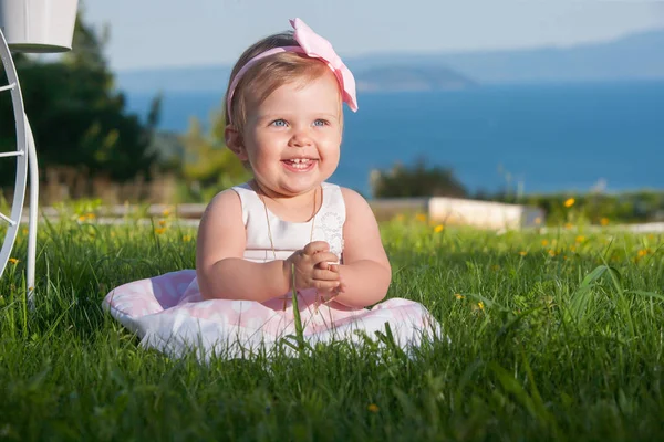 Lieve babymeisje buiten spelen. Doop, huwelijk & Fashion — Stockfoto