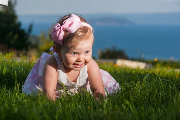 Lieve babymeisje buiten spelen. Doop, huwelijk & Fashion — Stockfoto