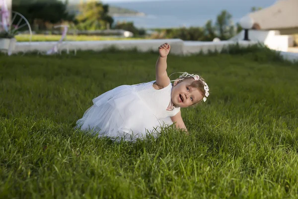 Солодкий дитина дівчина грати на вулиці. Хрещення, весілля & моди — стокове фото