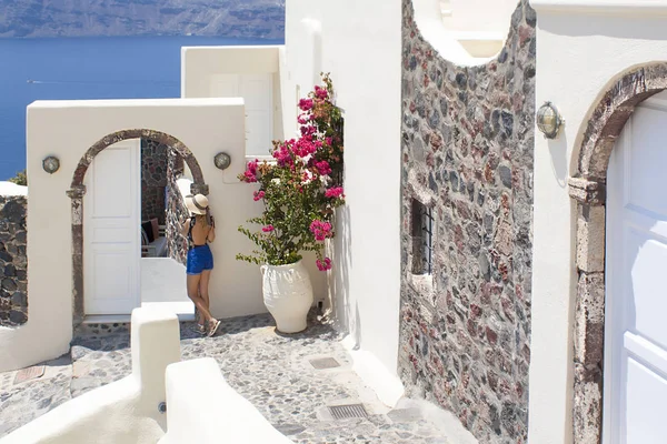 Beautiful woman walking and enjoying amazing view of Santorini island. — Stock Photo, Image