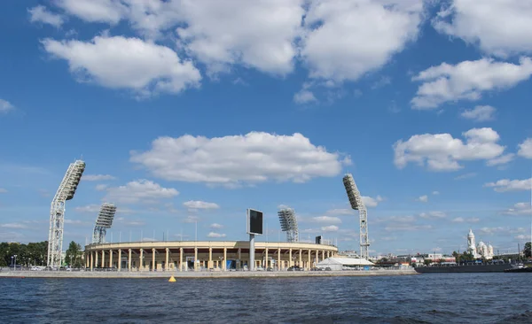 Altes petrovsky-fußballstadion in saint-petersburg, russland. Blick aus dem Wasser — Stockfoto