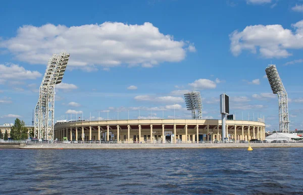 Altes petrovsky-fußballstadion in saint-petersburg, russland. Blick aus dem Wasser — Stockfoto