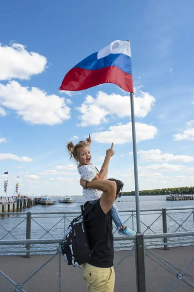 Rusya Federasyonu bayrak. Küçük kız ve babası Rus bayrağı kendi elleriyle gösterilen.