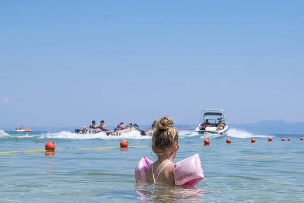 L'heure d'été. Petite fille nageant dans la mer bleue . — Photo