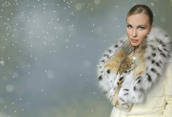 Güzel kadın giyiyor lüks beyaz lynx ceket kürk. Kış moda modeli. — Stok fotoğraf
