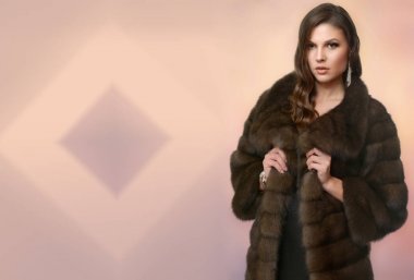Güzellik moda Model kız vizon kürk manto. Lüks kahverengi kürk ceket güzel kadın. Kış modası