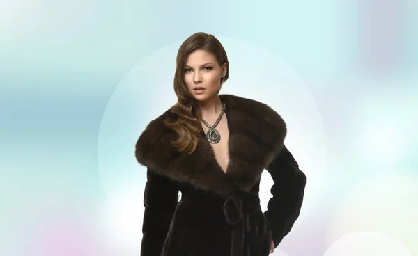 Piękna dziewczyna moda Model w futra norek. Piękna kobieta w luksusowych brązowy futro kurtki. Moda zimowa Obrazy Stockowe bez tantiem