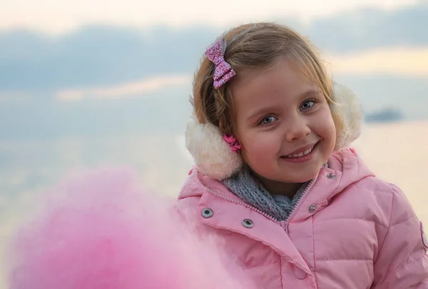 Llittle meisje eten suikerspin. — Stockfoto