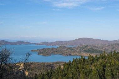 Plastiras Gölü Yunanistan'ın panoramik görünüm