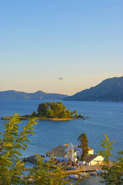 Vista del monasterio de Vlacherna en Kerkyra en la isla de Corfú, Grecia —  Fotos de Stock