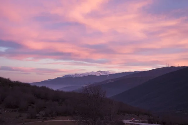 Dramatischer Sonnenuntergang in violetten Farben. Griechenland, seli — Stockfoto