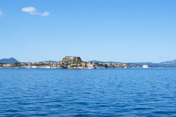 Panoramiczny widok na wyspę Korfu z wody. — Zdjęcie stockowe
