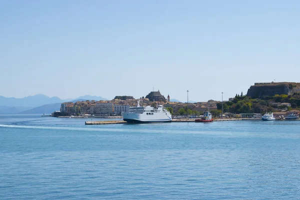 Vista panorámica de la isla de Corfú desde el agua . —  Fotos de Stock