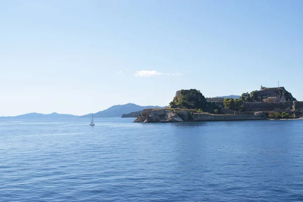 Vista panorámica de la isla de Corfú desde el agua . —  Fotos de Stock