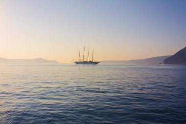 gün batımında yelkenli gemi