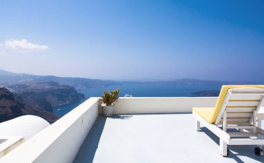 Deniz Manzaralı terasta iki şezlong. Santorini Island, Yunanistan sakin ol.