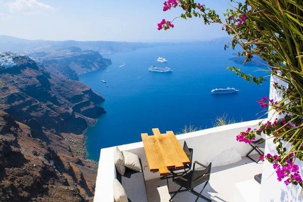 Greece Santorini island, caldera view with cruise ship on sea — Stock Photo, Image