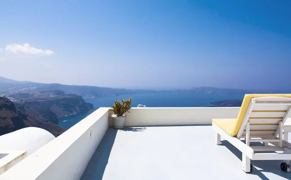 Két napozóágyak a teraszon, kilátással a tengerre. Pihenjen a Santorini-sziget, Görögország. — Stock Fotó