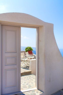 Akdeniz manzaralı bir balkon için açık kapı. Thira, Santorini, Yunanistan.