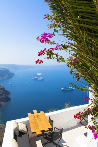 Greece Santorini island, caldera view with cruise ship on sea — Stock Photo, Image