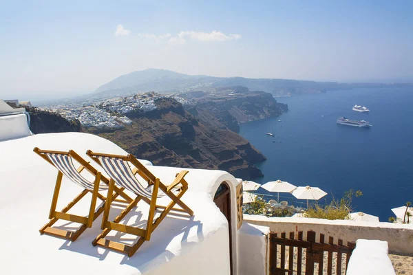 Two sunbeds on the terrace with sea view. Relax on Santorini island, Greece. — Stock Photo, Image