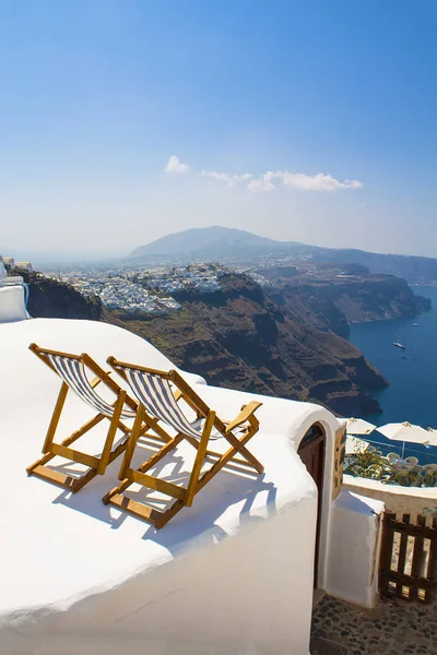 Two sunbeds on the terrace with sea view. Relax on Santorini island, Greece. — Stock Photo, Image