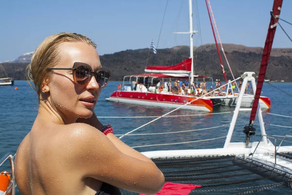 Porträt einer glücklichen, nassen jungen Frau Salzwasser tropft auf ihre Haut, die auf dem Boot im Meer steht. — Stockfoto