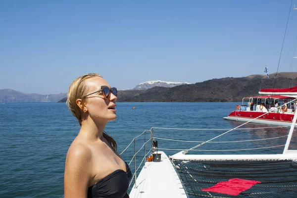 Porträt einer glücklichen, nassen jungen Frau Salzwasser tropft auf ihre Haut, die auf dem Boot im Meer steht. — Stockfoto