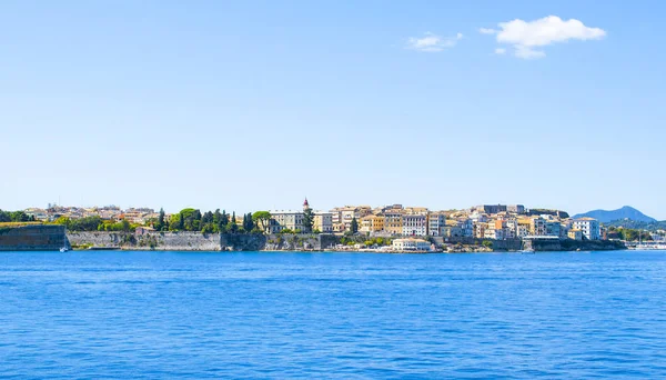 Panorama ostrova Korfu. Kerkyra město pohled z vody — Stock fotografie