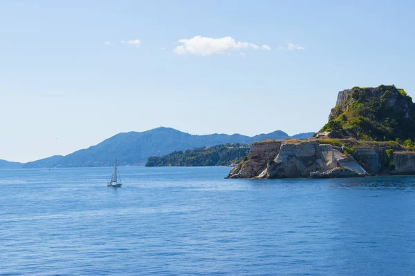 Панорама острова Корфу. Керкіра місто вид з води — стокове фото