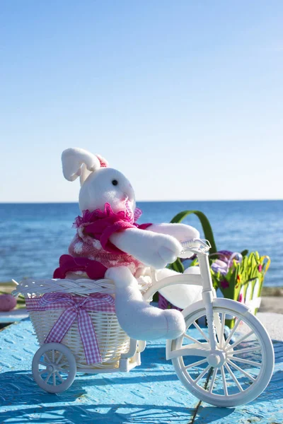 Easter bunny with colored eggs on background of spring nature on the beach — Stock Photo, Image