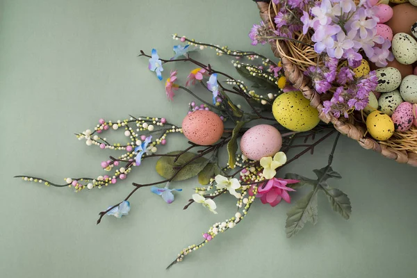 Mutlu Paskalyalar. Paskalya arkaplanını tebrik ederim. Paskalya yumurtası ve çiçekleri. Telifsiz Stok Imajlar