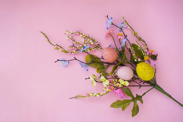 Gelukkig Pasen wenskaart. Pasen colorfull eieren onn th erose achtergrond. — Stockfoto