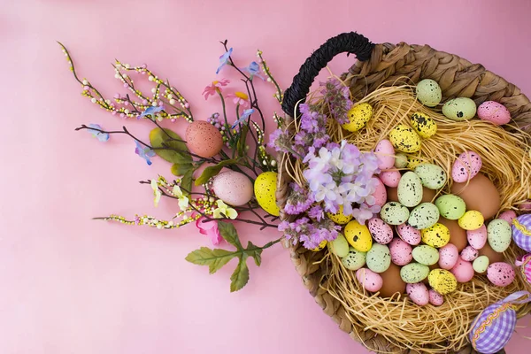 Gelukkig Pasen wenskaart. Pasen colorfull eieren onn th erose achtergrond. — Stockfoto