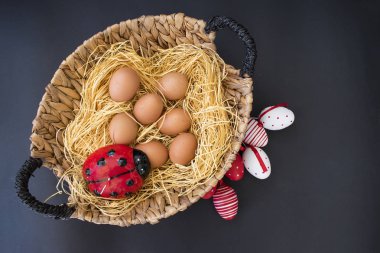 Mutlu Paskalyalar. Paskalya arkaplanını tebrik ederim. Paskalya yumurtası ve çiçekleri.
