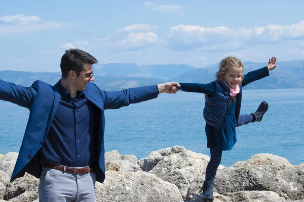 Батько і дочка на відкритому повітрі з задоволенням, ходьба на березі моря в день весни. Острова Корфу, Греція. — стокове фото