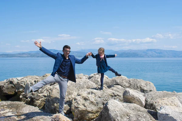 Батько і дочка на відкритому повітрі з задоволенням, ходьба на березі моря в день весни. Острова Корфу, Греція. — стокове фото