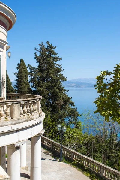 Výhled na moře z Mon Repos palace na ostrově Korfu, Řecko — Stock fotografie