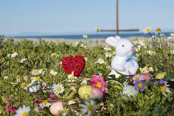 Ostereier und Blumen am Meer Stockbild