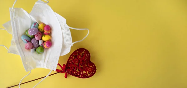 Gefärbte Ostereier Mit Medizinischer Gesichtsmaske Und Rotem Herz Covid Ostergrußkarte Stockfoto